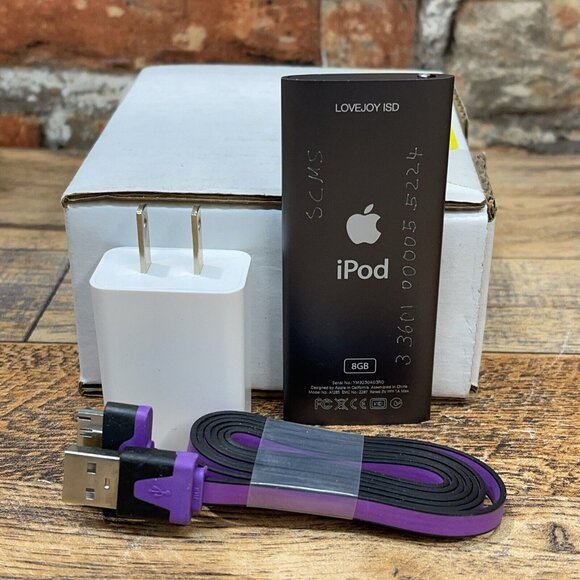 Apple ipod Nano 4th generation 8GB Black Model:A1285 W/ Bundle Cable & Adapter - Picture 2 of 5